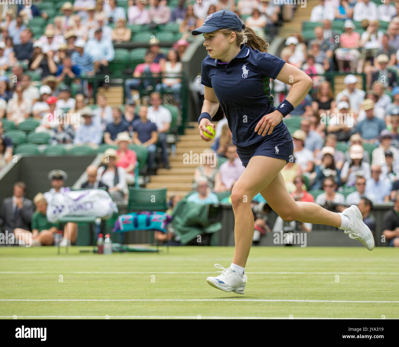Ragazza a sfera in esecuzione sul campo da tennis a Wimbledon Championships 2017, Londra, Gran Bretagna, Regno Unito. Foto Stock