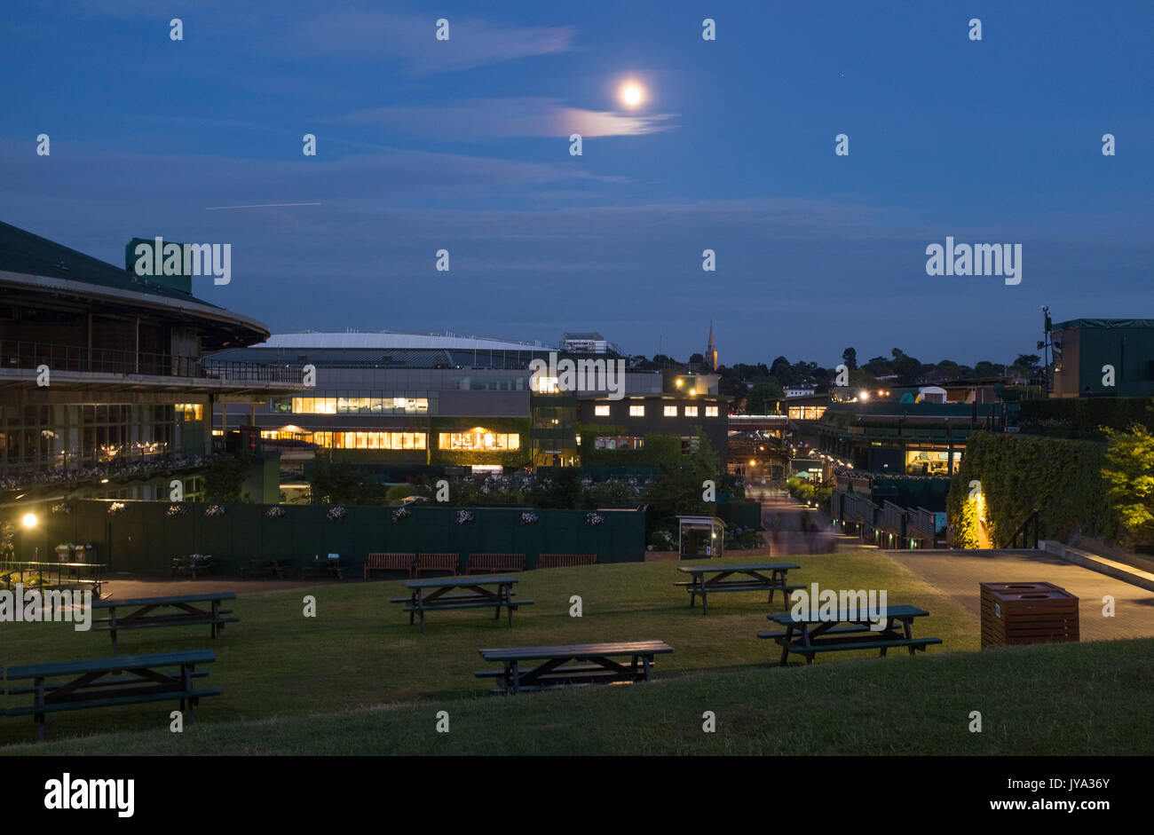 Panchine su Henman Hill durante la notte a Wimbledon Tennis Championships 2017, Londra, Gran Bretagna, Regno Unito. Foto Stock