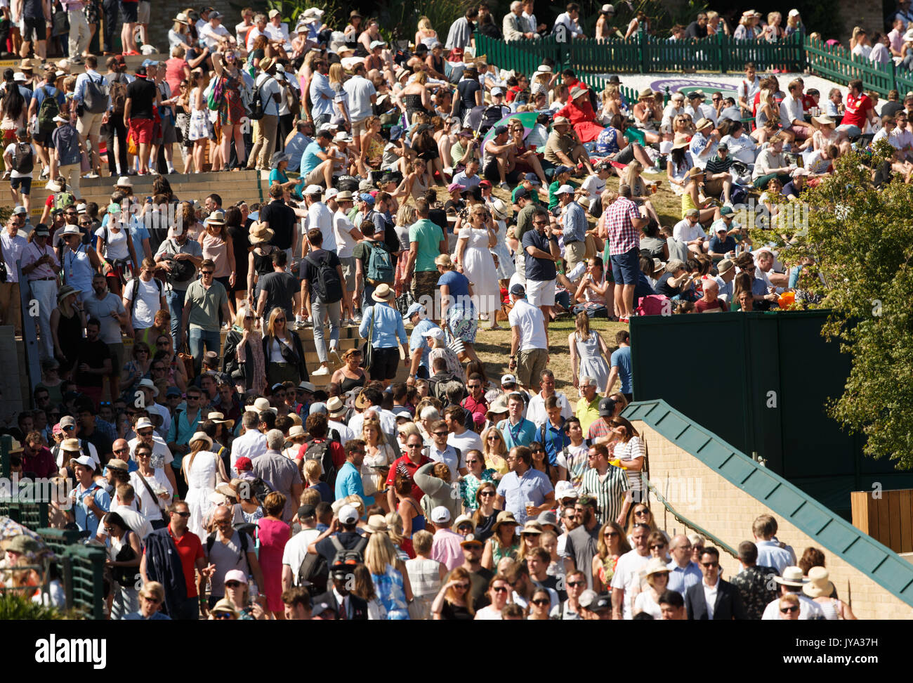 La folla di spettatori a Wimbledon Tennis Championships 2017, Londra, Gran Bretagna, Regno Unito. Foto Stock