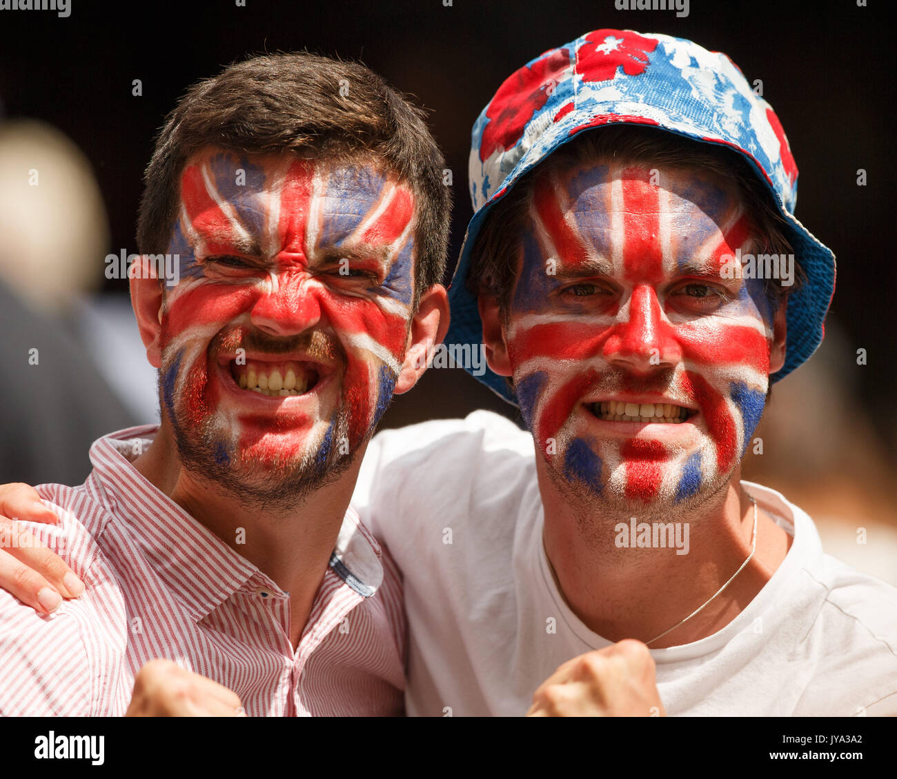 British gli appassionati di tennis con union jack flag face vernice durante i campionati di Wimbledon 2017, Londra, Gran Bretagna, Regno Unito. Foto Stock