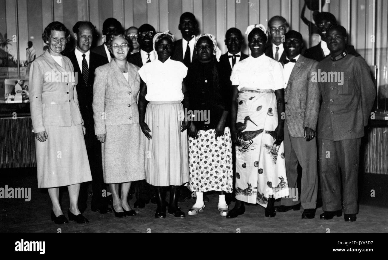 Americano africano e caucasico churchgoers in piedi e in posa per una fotografia di gruppo, Plainview, Texas, 1958. Foto Stock