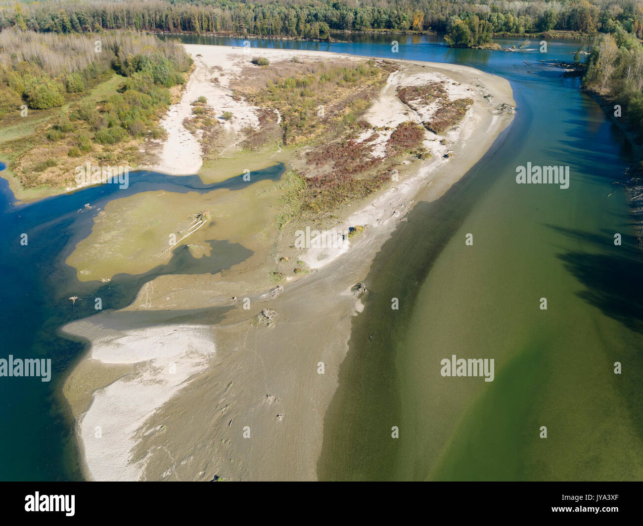 Foto aerea di barre di ghiaia sul fiume Drava Foto Stock