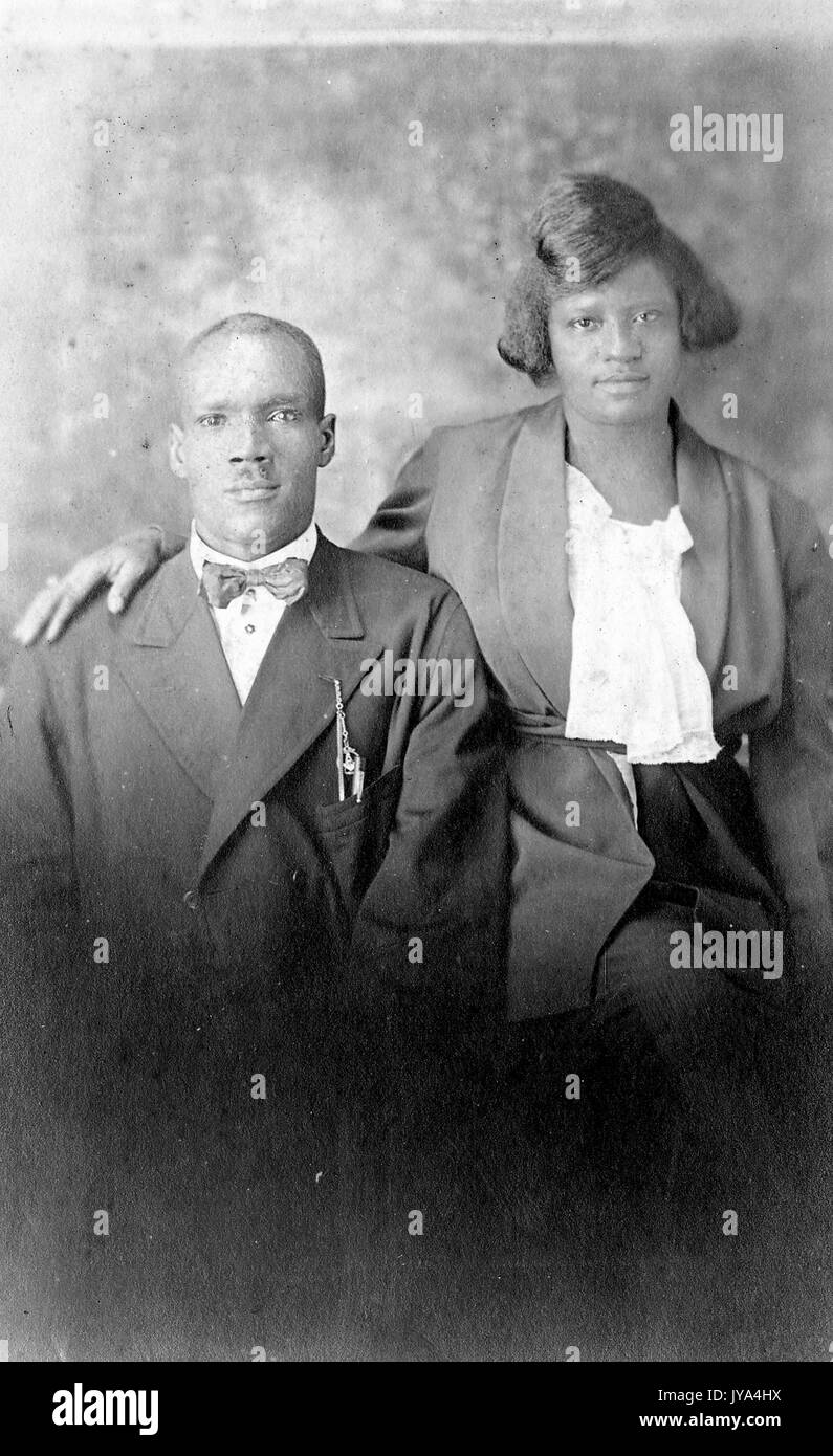 African American giovane, un uomo e una donna in posa per un ritratto in studio, la donna con il suo braccio appoggiato sulla sua spalla mariti, l uomo che indossa una tuta ed il filtro bow tie, Saint Louis, Illinois, 1932. Foto Stock