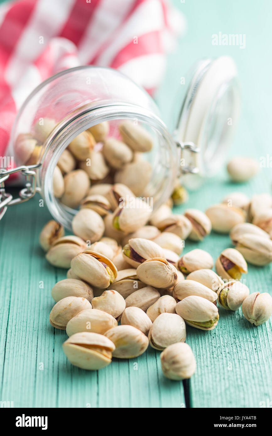 Asciugato i pistacchi in vaso sul tavolo da cucina. Il pistacchio kernel. Foto Stock