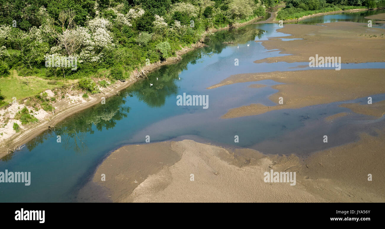 Foto aerea di barre di ghiaia sul fiume Drava Foto Stock