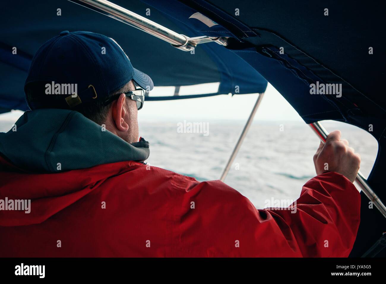 Il capitano della barca guardando il mare dritto, per la ricerca dei pericoli sull'acqua Foto Stock