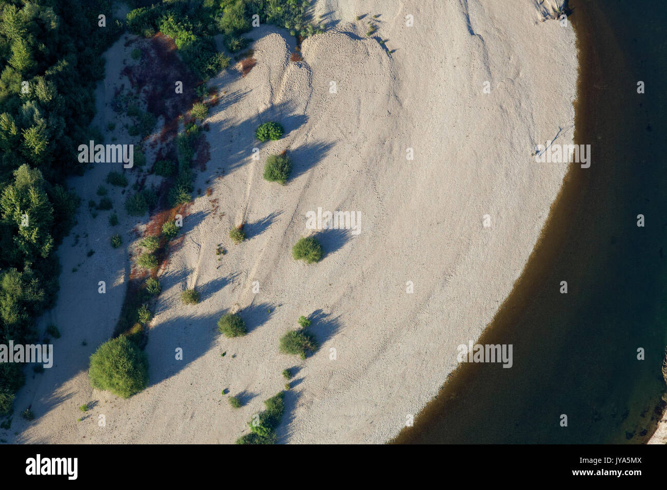Foto aerea di barre di ghiaia sul fiume Drava Foto Stock