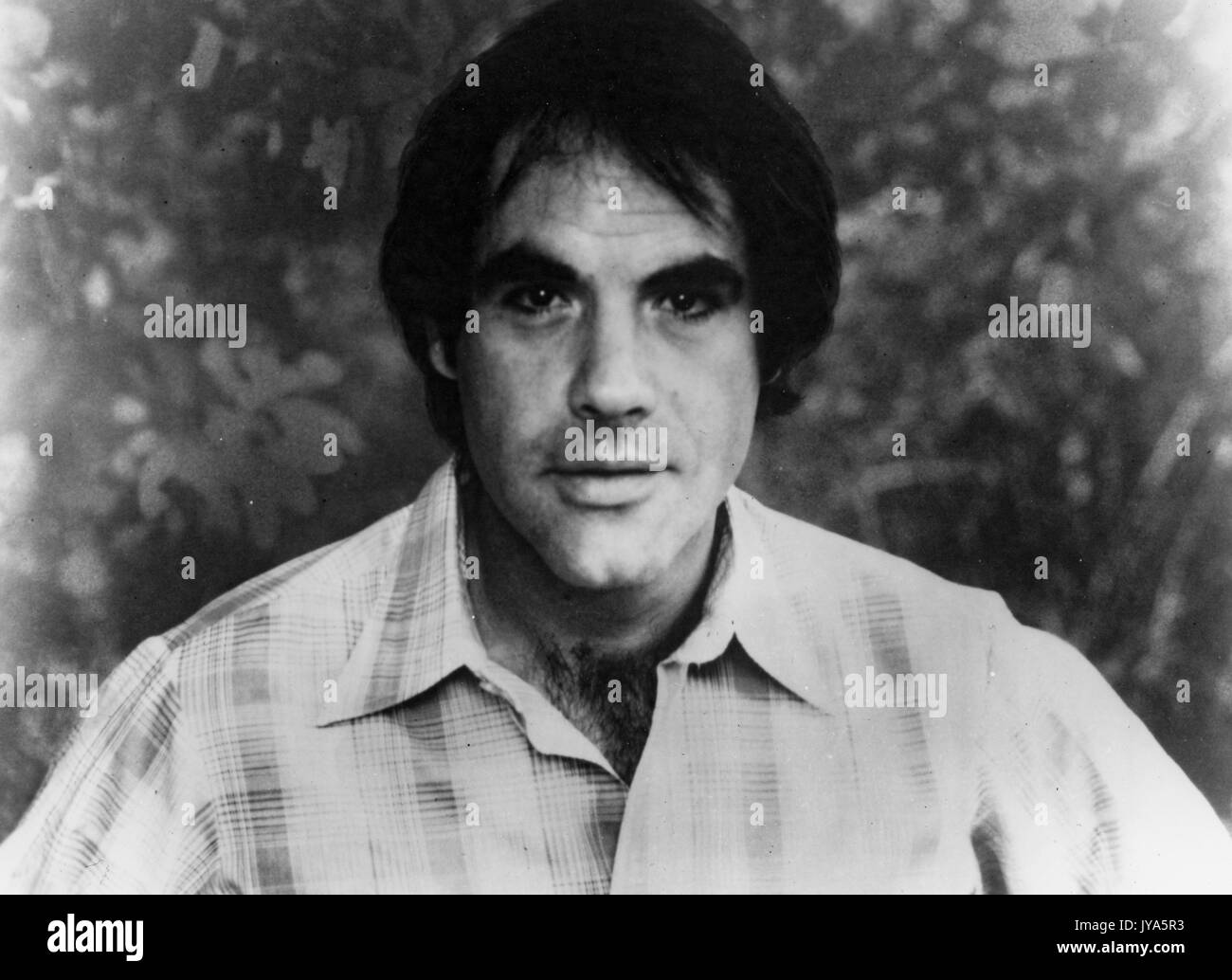 Un headshot di comico, cantante e attore americano Robert Klein che indossa una camicia collata di gingham alla fiera di primavera, un festival di primavera gestito da studenti, alla Johns Hopkins University, Baltimora, Maryland. Aprile 1978. Foto Stock