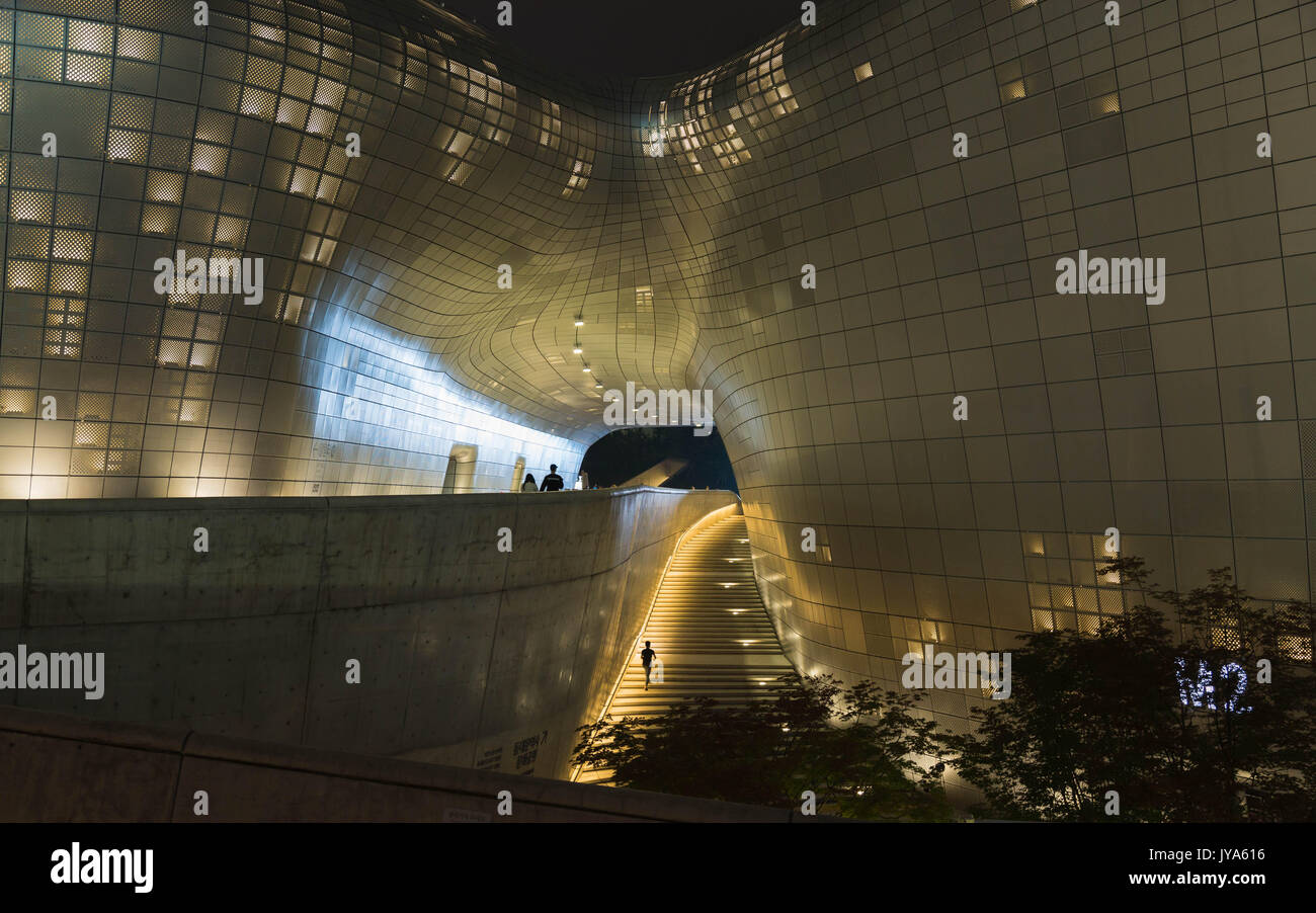 Design Dondaemun Plaza (DPP) è un progetto complesso orientata disegnate da Zaha Hadid che ha aperto nel 2014, Seoul, Corea del Sud. Foto Stock