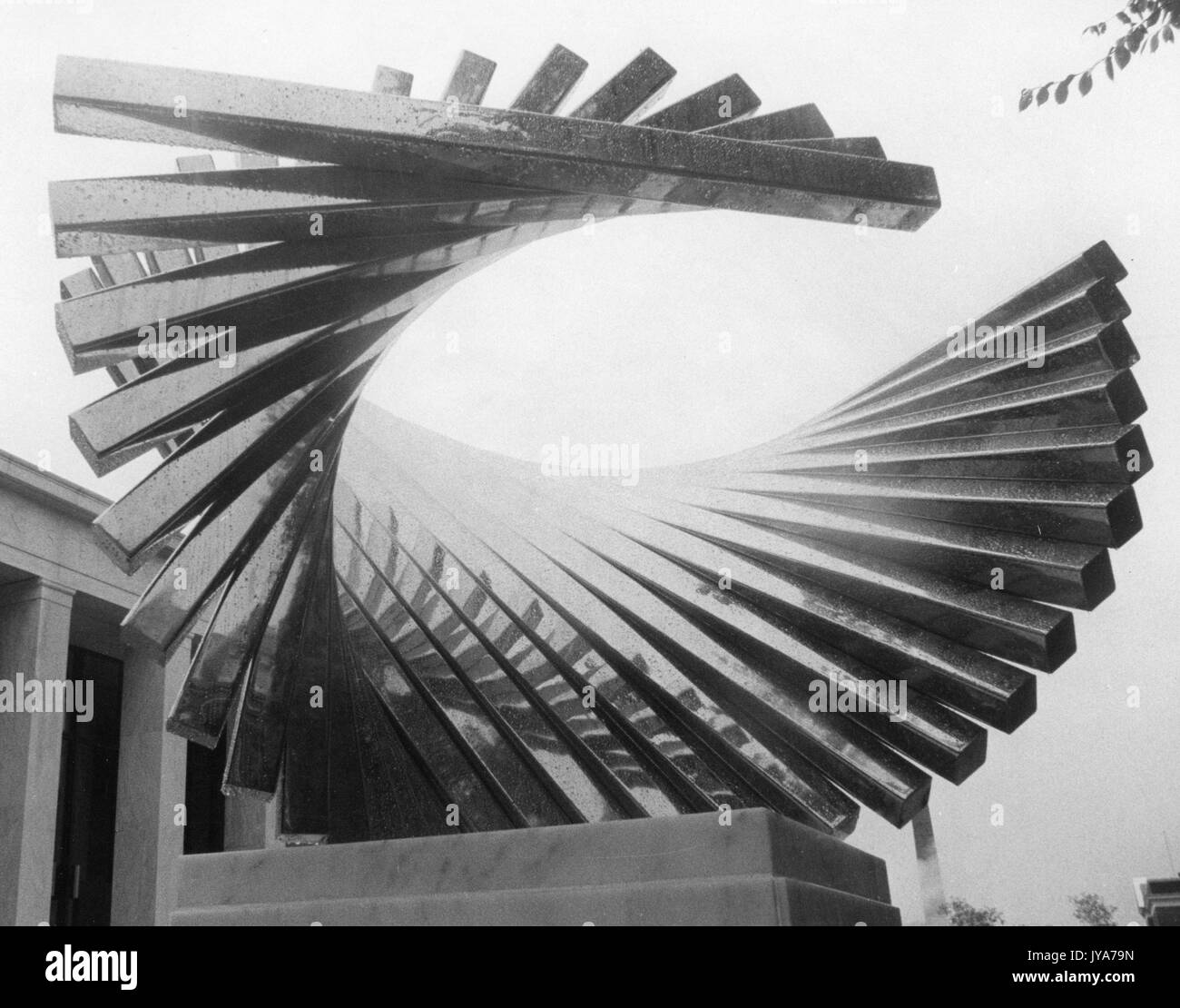 La scultura centenaria, creata dallo scultore David Brown per celebrare l'unicentesimo anniversario della fondazione della Johns Hopkins University, era originariamente situata dietro la biblioteca Milton S. Eisenhower nel campus Homewood dell'Università di Baltimora, Maryland. 1976. Foto Stock