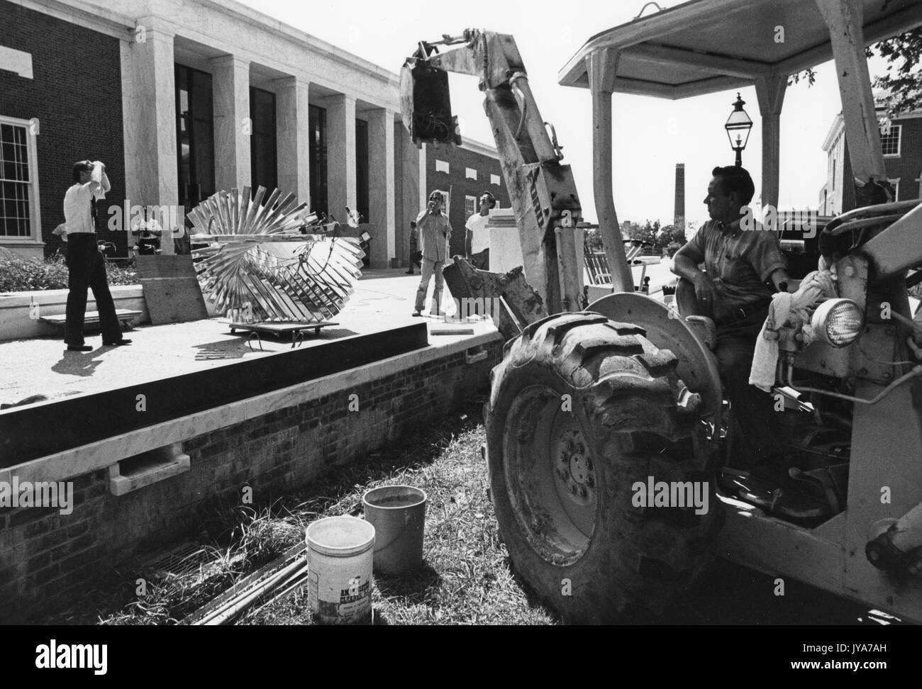 Costruzione della scultura centenaria, creata dallo scultore David Brown per celebrare il centesimo anniversario della fondazione della Johns Hopkins University nel campus di Homewood dell'Università di Baltimora, Maryland. 1976. Foto Stock