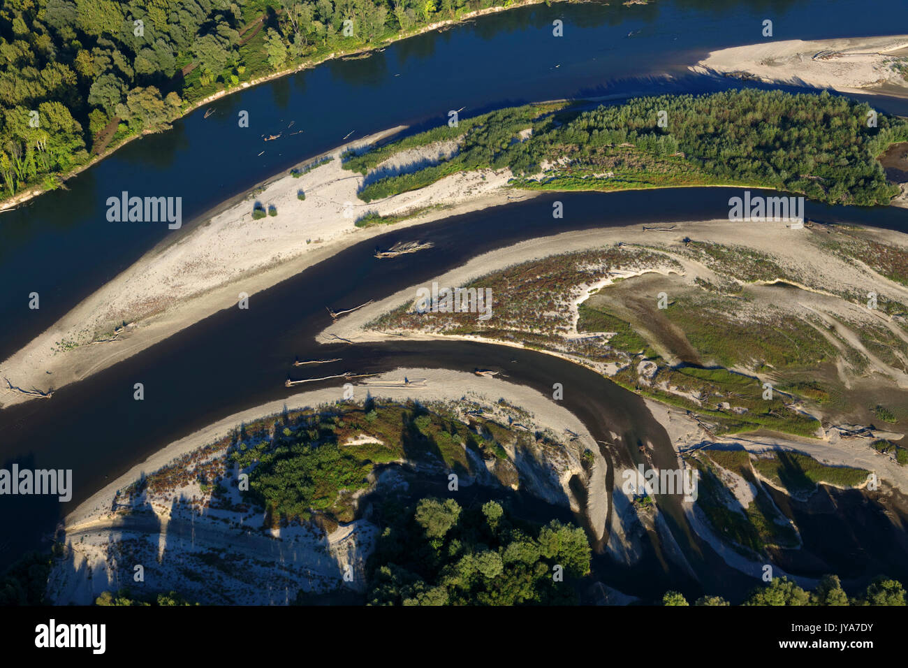 Foto aerea di barre di ghiaia sul fiume Drava Foto Stock