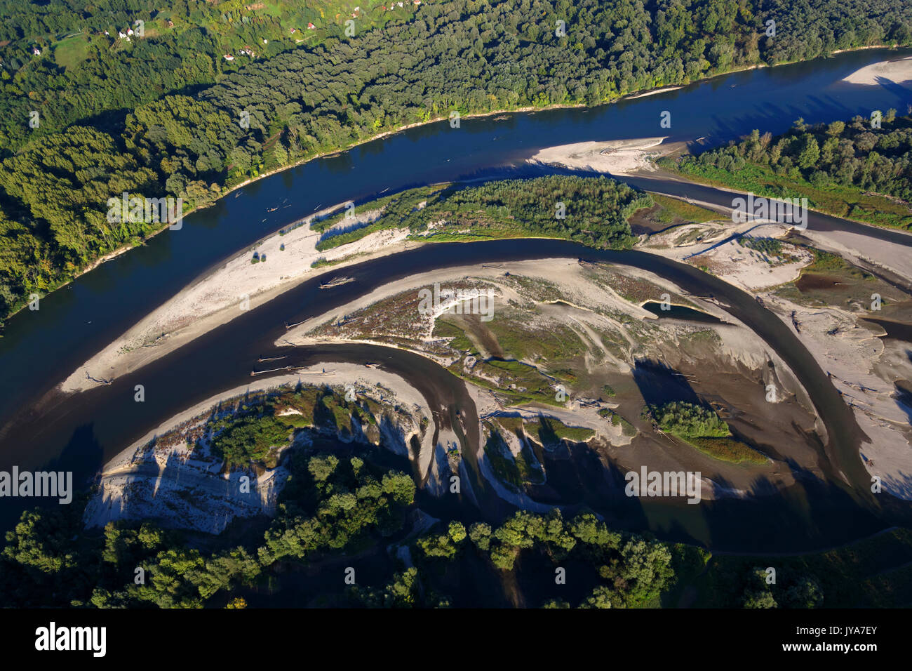 Foto aerea di barre di ghiaia sul fiume Drava Foto Stock
