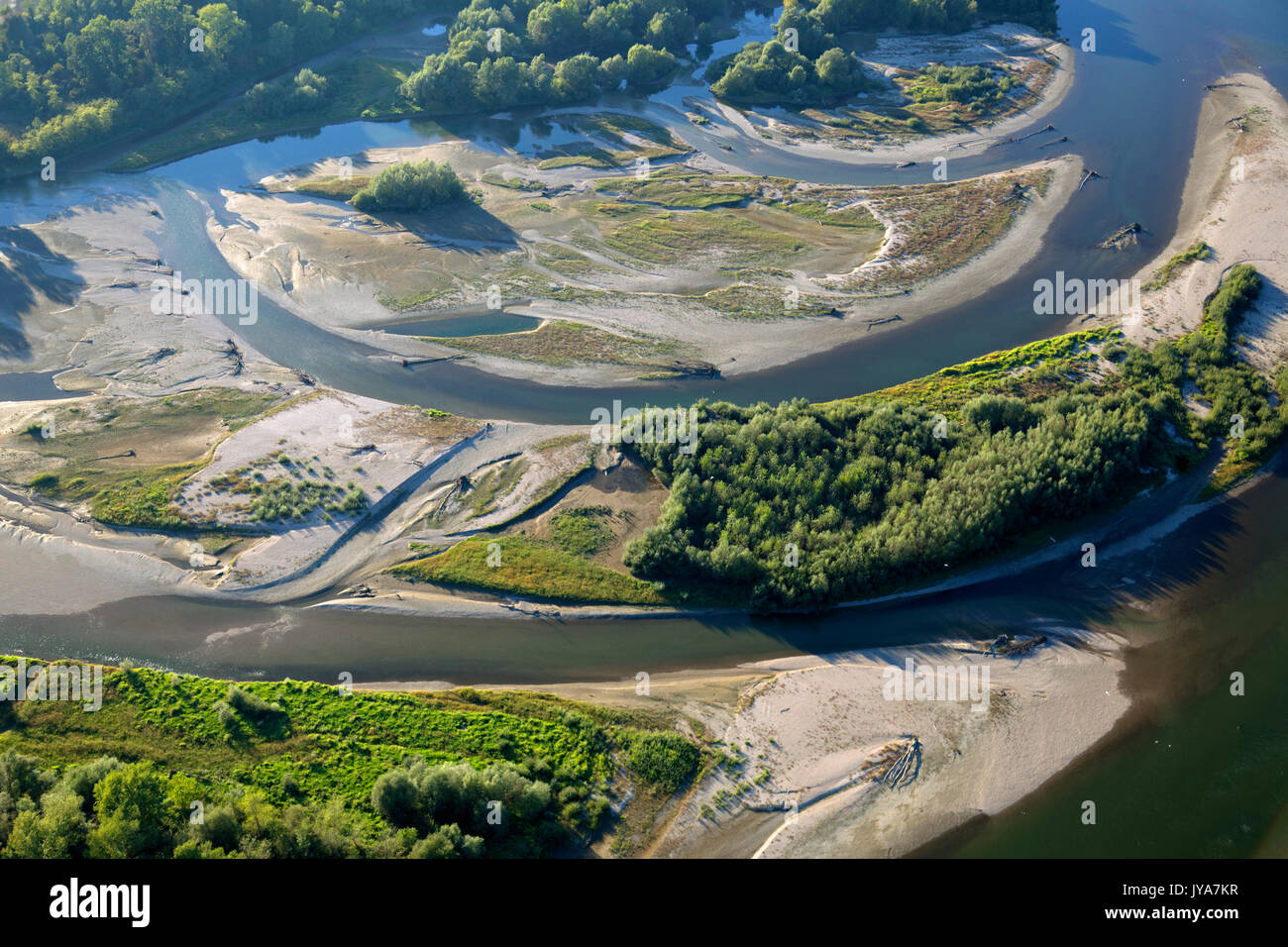 Foto aerea di barre di ghiaia sul fiume Drava Foto Stock