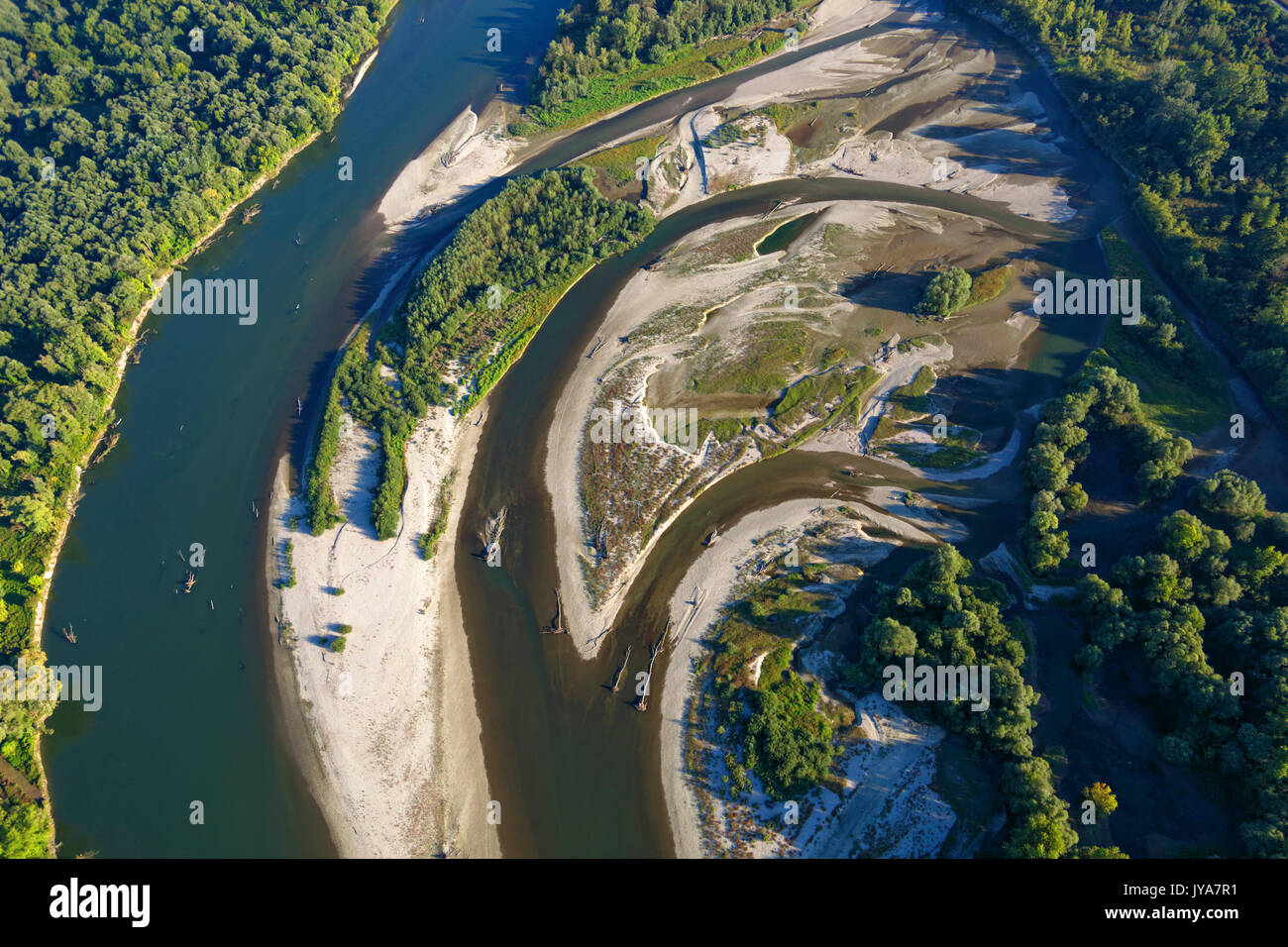 Foto aerea di barre di ghiaia sul fiume Drava Foto Stock