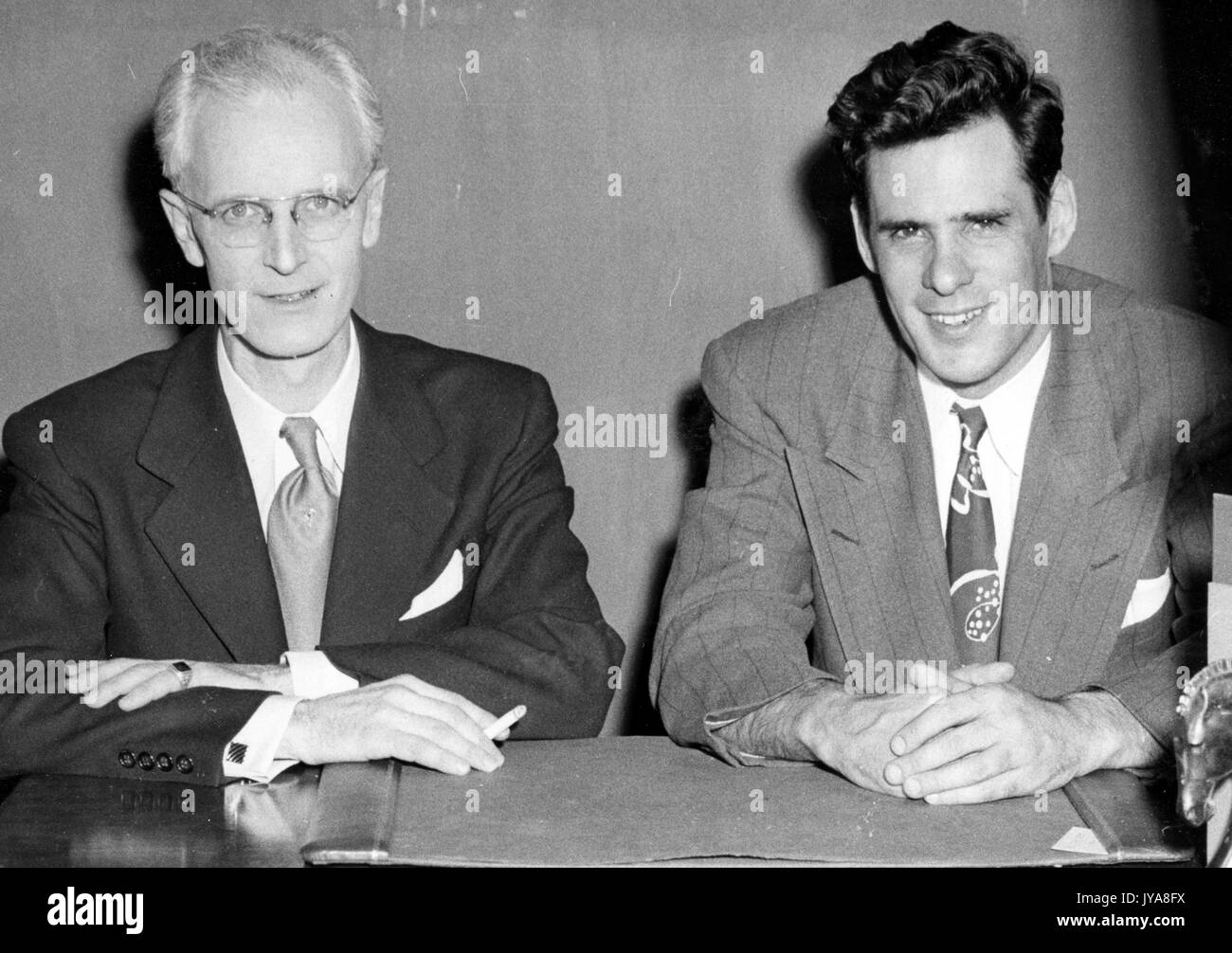 La televisione americana Lynn host poole (sinistra) seduta con il produttore e direttore della Johns Hopkins science review show televisivo, Anthony farrar (a destra), marzo 1951. Foto Stock
