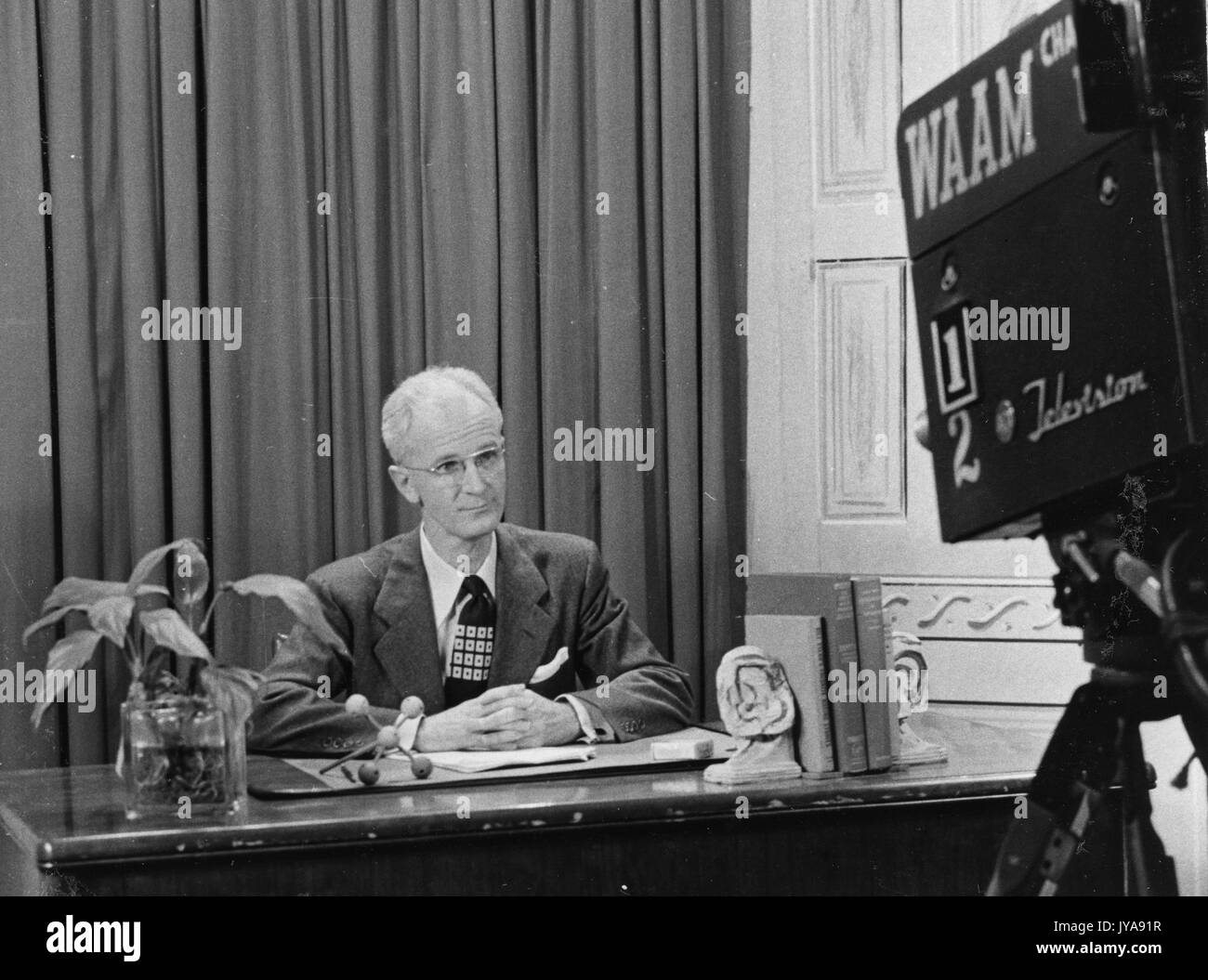 Il conduttore televisivo americano Lynn Poole sul set per la Johns Hopkins Science Review, 1950. Foto Stock