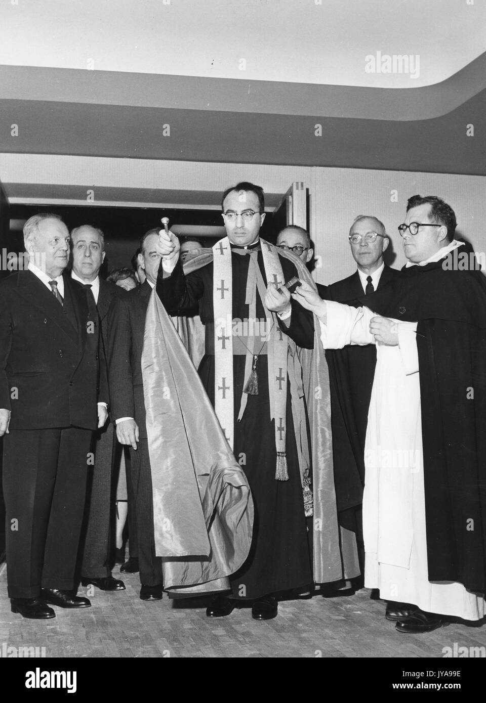 Milton stover eisenhower (secondo da destra), presidente della Johns Hopkins University, per la benedizione del centro di Bologna, 28 aprile 1961. Foto Stock