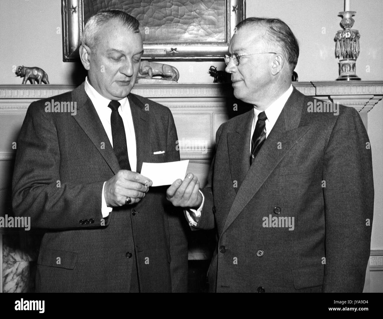 Milton stover eisenhower (sinistra), presidente della Johns Hopkins University, viene presentato un controllo, 1965. Foto Stock