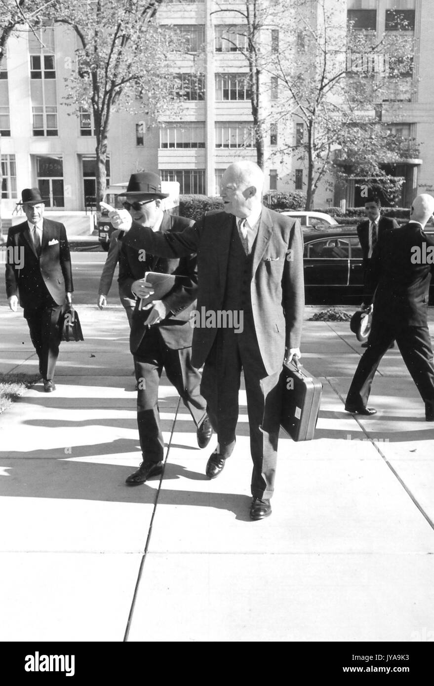 Dwight d eisenhower (centro destra), il presidente degli Stati Uniti, fuori e sottopone alla sua destra, 1965. Foto Stock