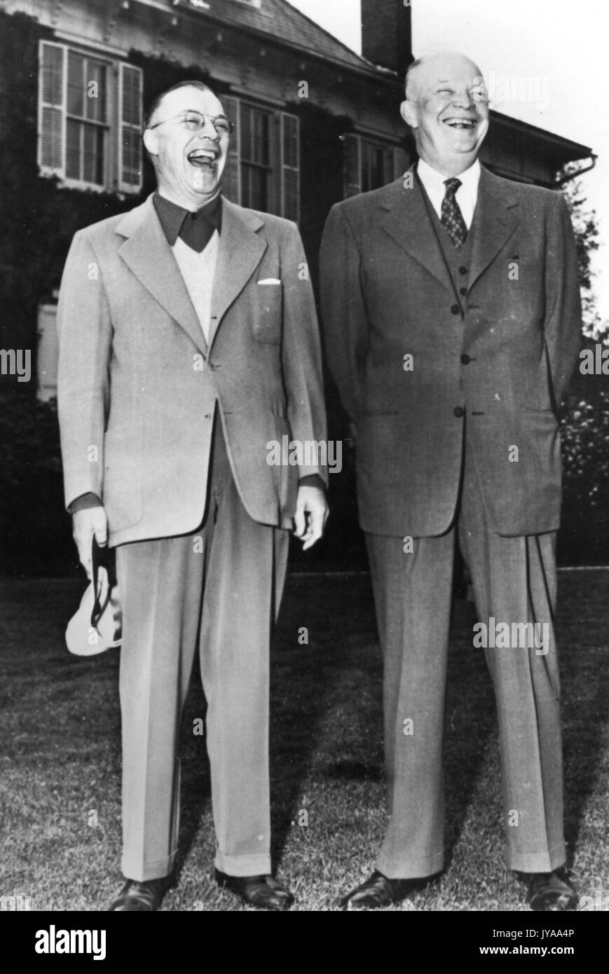 Milton stover eisenhower (sinistra), presidente della Johns Hopkins University, in piedi e ridere con suo fratello dwight d eisenhower (a destra), il presidente degli Stati Uniti, 1965. Foto Stock