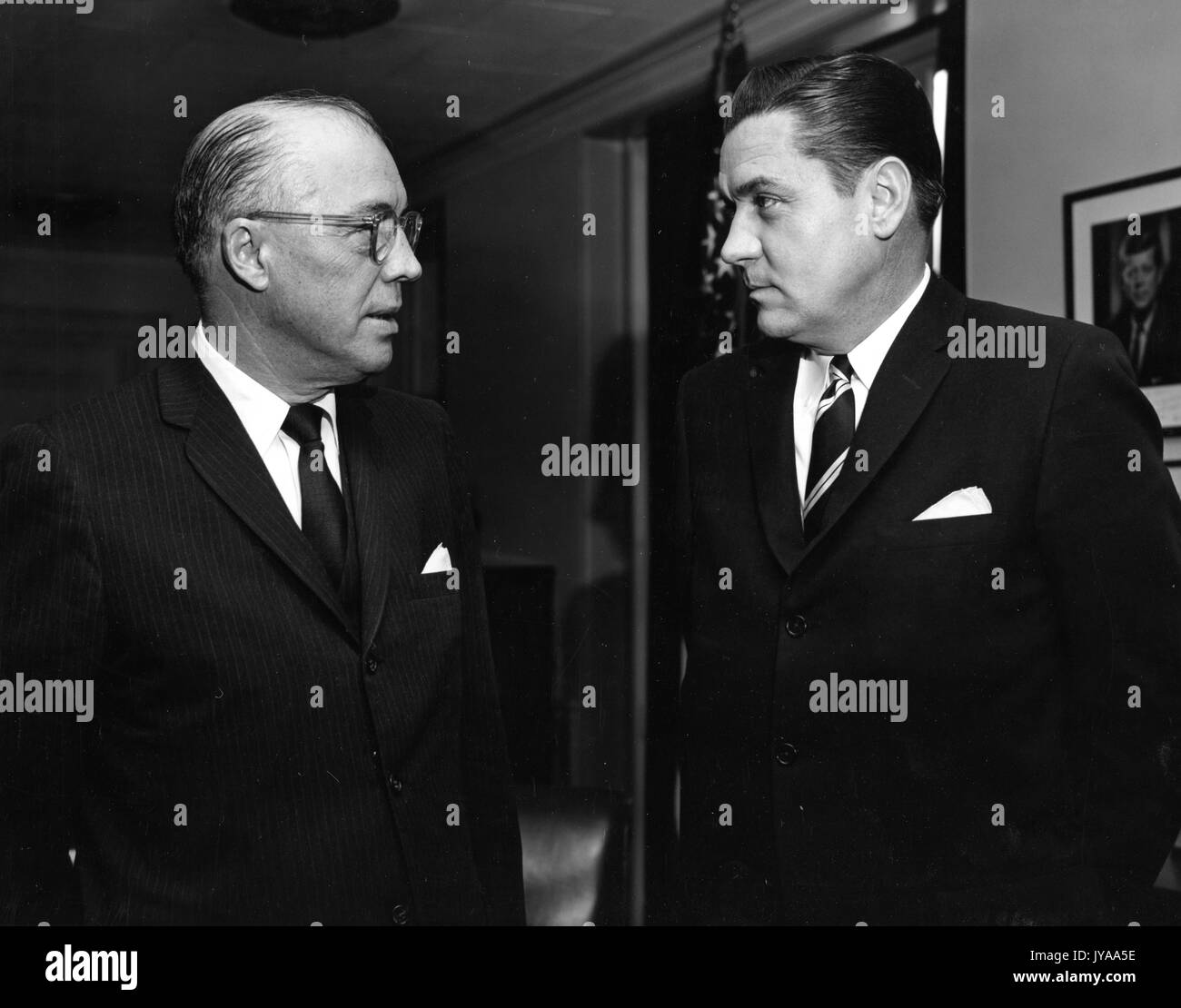 Milton stover eisenhower, presidente della Johns Hopkins University, accogliente segretario dell'esercito, elvis j stahr, al suo ufficio del Pentagono, 3 maggio 1961. Foto Stock