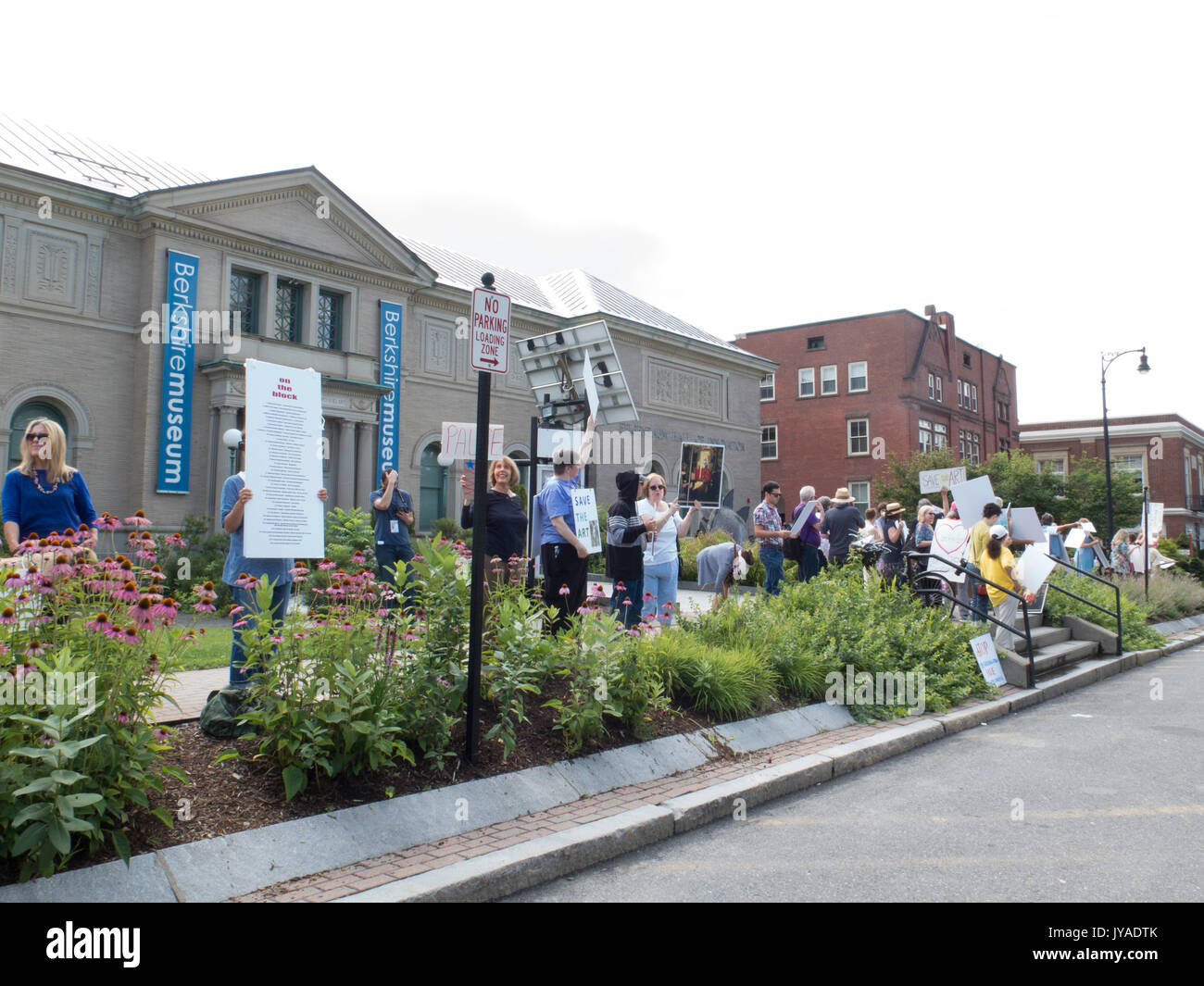 Artisti e amanti dell'arte vendita di protesta del Berkshire Museum di dipinti al museo del fondo in espansione di Pittsfield Massachusetts Foto Stock