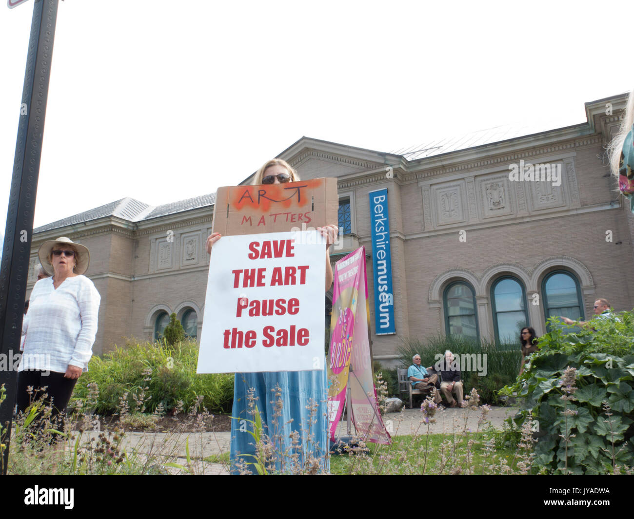 Artisti e amanti dell'arte vendita di protesta del Berkshire Museum di dipinti al museo del fondo in espansione di Pittsfield Massachusetts Foto Stock