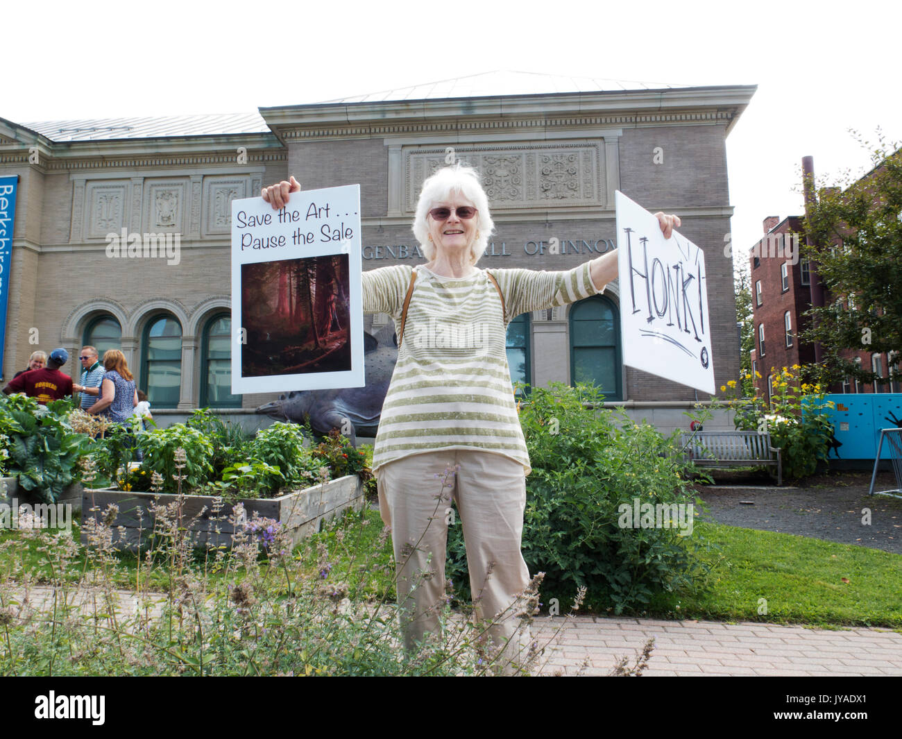 Artisti e amanti dell'arte vendita di protesta del Berkshire Museum di dipinti al museo del fondo in espansione di Pittsfield Massachusetts Foto Stock