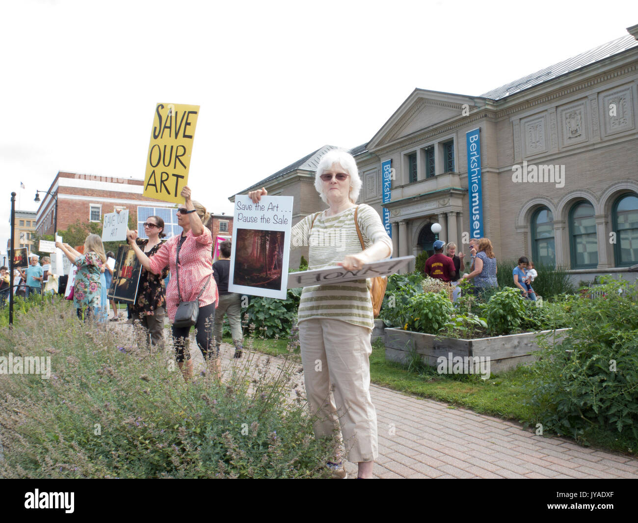 Artisti e amanti dell'arte vendita di protesta del Berkshire Museum di dipinti al museo del fondo in espansione di Pittsfield Massachusetts Foto Stock