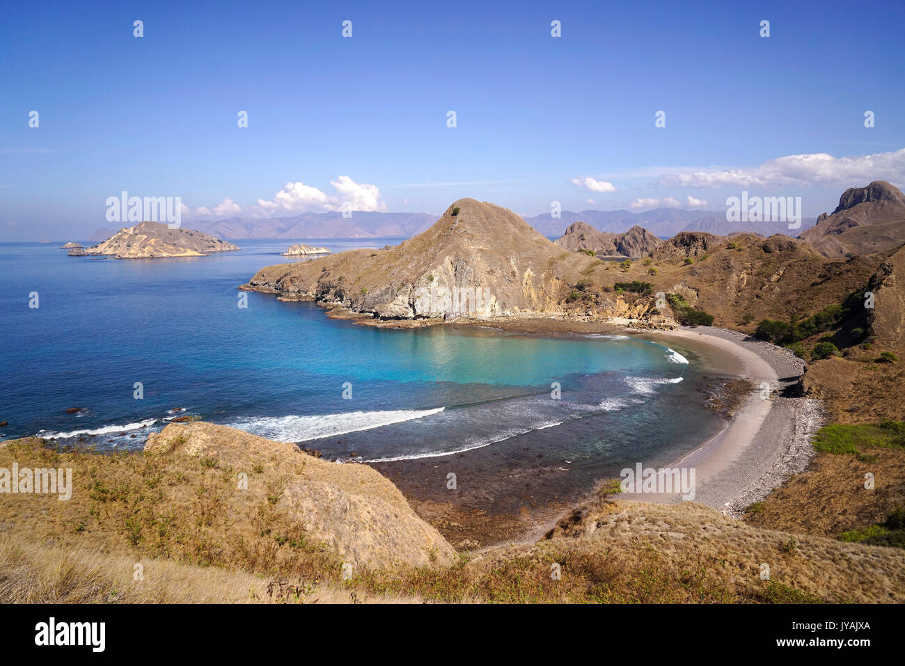 Isola di Padar con scenic alta vista di tre splendide spiagge di sabbia bianca circondata da un vasto oceano e parte del parco nazionale di Komodo in Flores, Indon Foto Stock