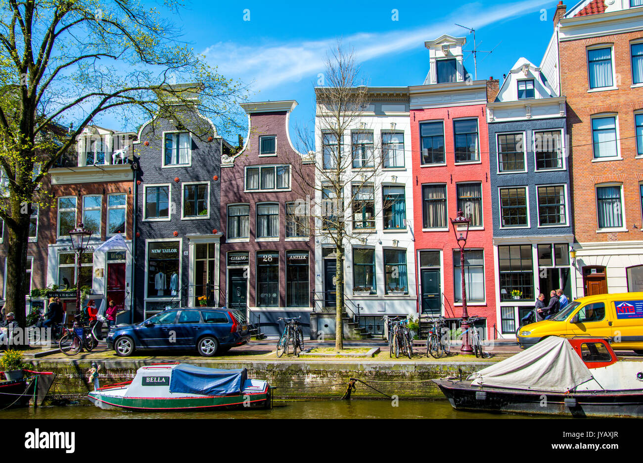 Una tipica strada olandese con case colorate e un canale Foto Stock