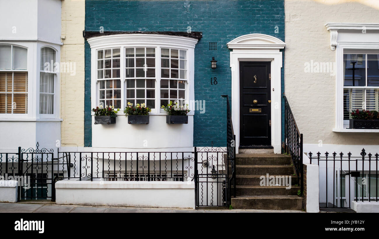 Verniciato colorato terrazze della casa a Londra, 2017. Formato orizzontale. Foto Stock