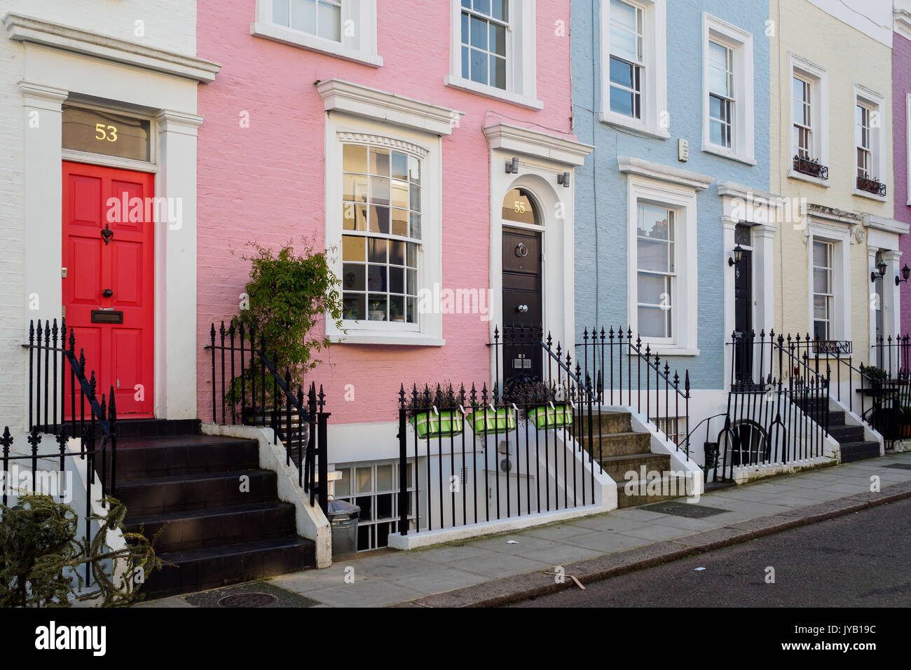 Verniciato colorato terrazze della casa a Londra, 2017. Formato orizzontale. Foto Stock