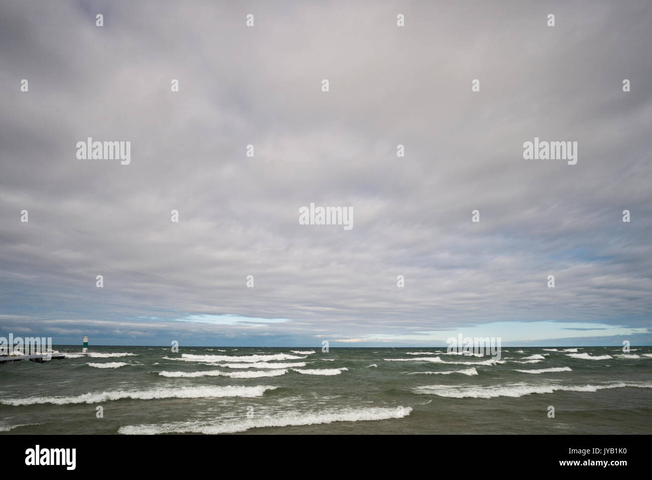 Il lago Michigan presso il Lago Bianco canale circa 15 miglia a nord di Muskegon, Michigan, Stati Uniti d'America. È stata una tempesta blustery giornata con da 6 a 8 piedi onde. Foto Stock