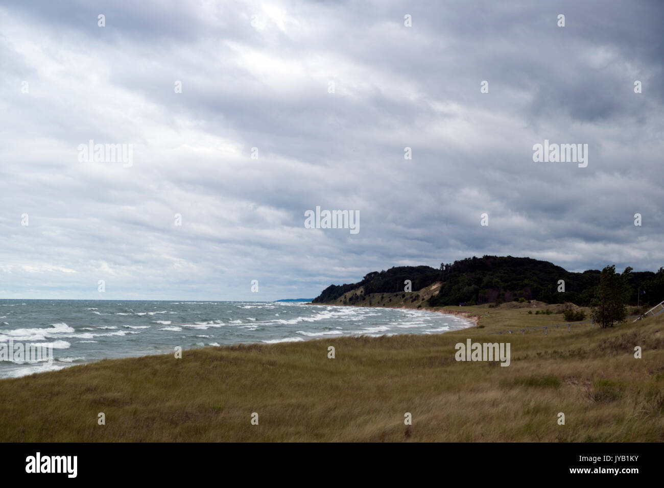 Un blustery giorno sul Lago Michigan con una vista delle dune di sabbia a nord del Lago Bianco canale vicino Montague, Michigan, Stati Uniti d'America. Foto Stock