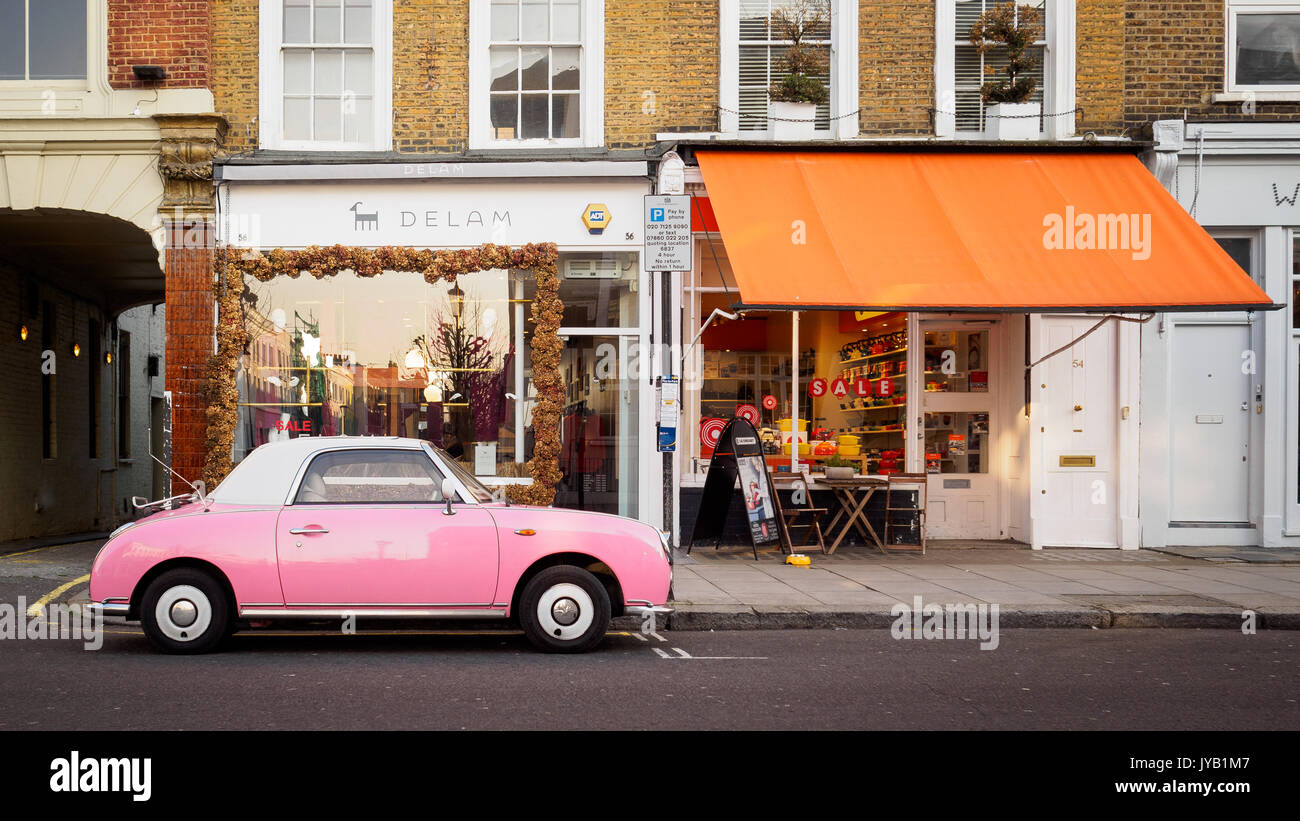 Rosa Vintage Nissan Figaro parcheggiata in una strada a Notting Hill, Londra (UK). Giugno 2017. Formato orizzontale. Foto Stock