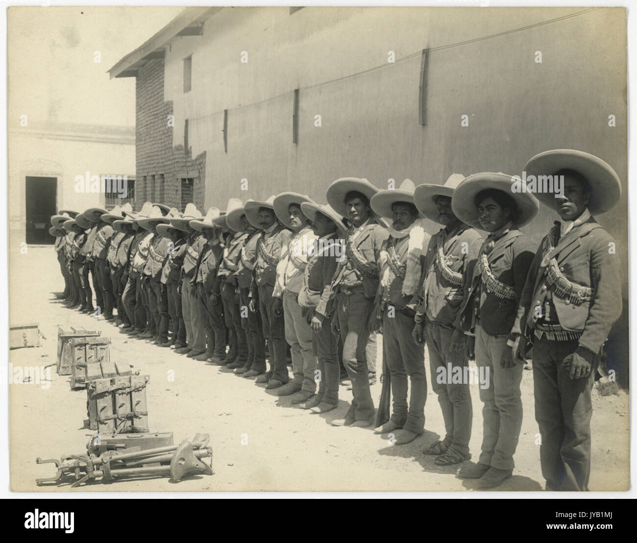 La linea di elementi armati rivoluzionari Foto Stock