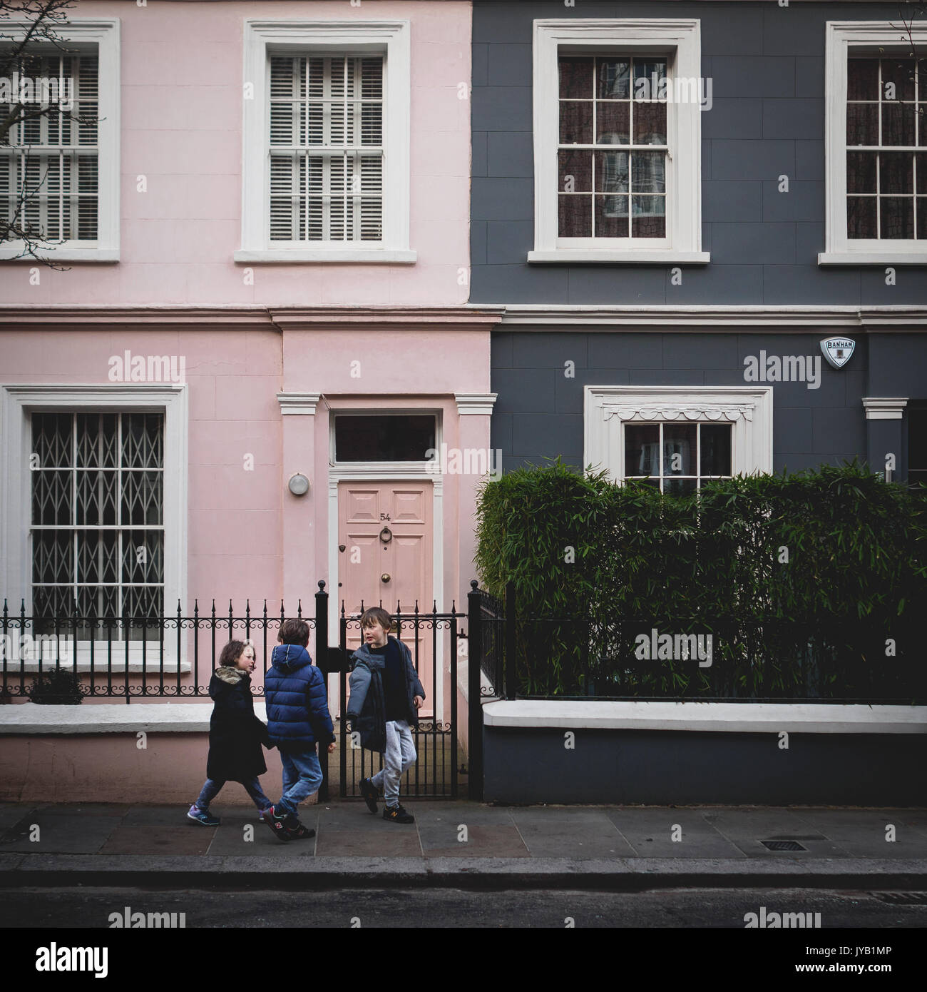 Verniciato colorato terrazze della casa a Londra, 2017. Formato squadrato. Foto Stock