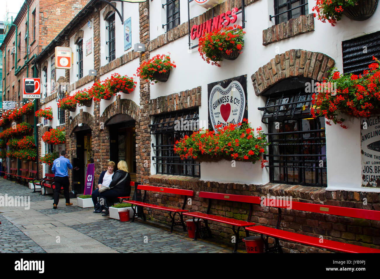 Patroni al di fuori del centro storico il Duca di York pub in corsia commerciale a Belfast, Irlanda del Nord. Foto Stock