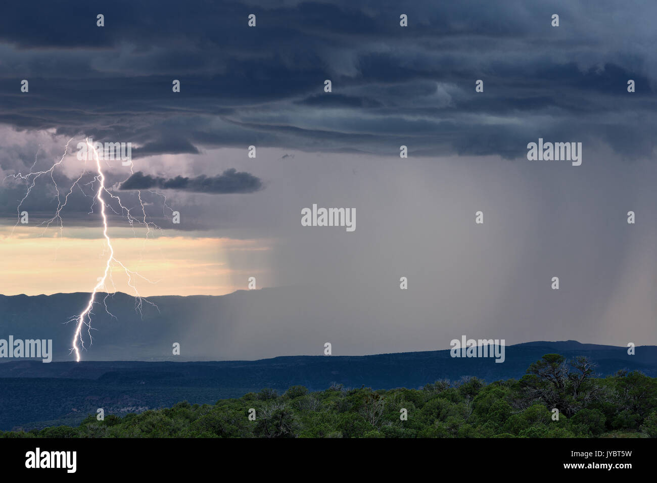 Potente fulmine e pioggia battente da un temporale monsonoso sopra Sedona, Arizona Foto Stock