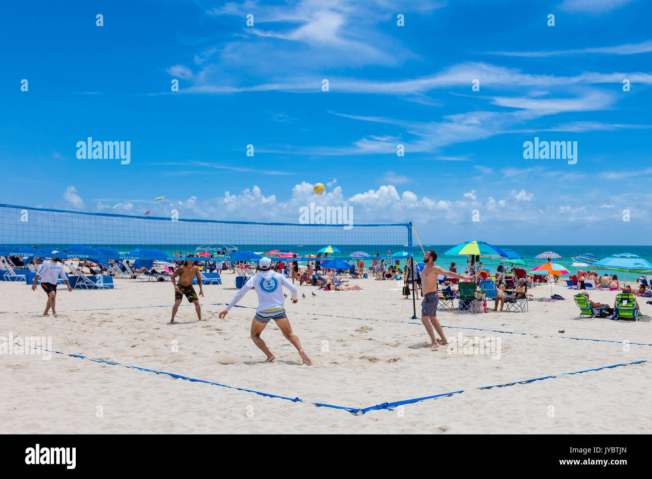 Beach volley giocato nella sabbia in Miami Beach in Miami-Dade County, Florida Foto Stock