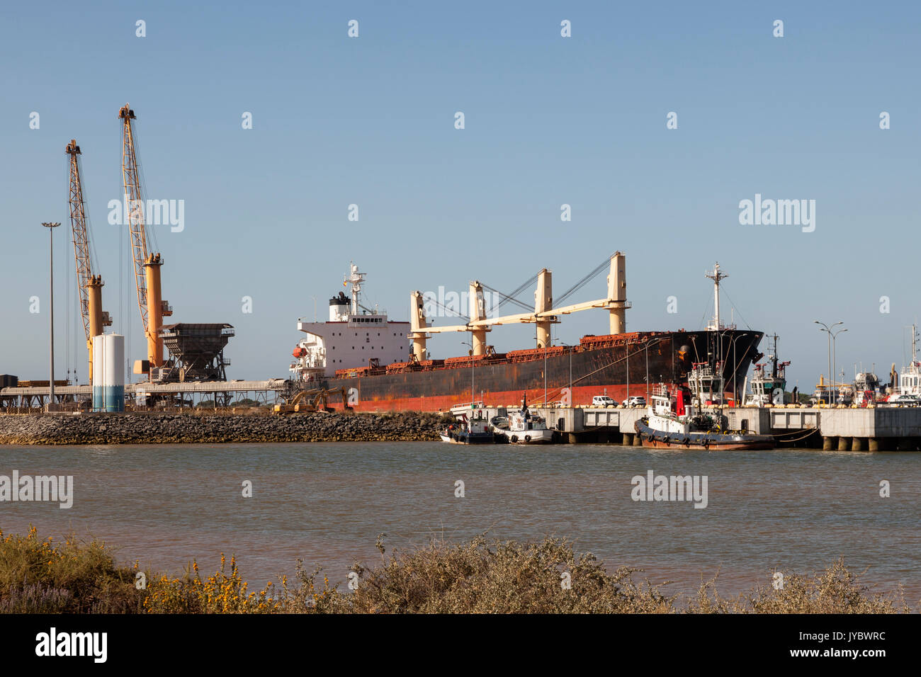 Petroliera nel porto industriale di Huelva, Spagna Foto Stock
