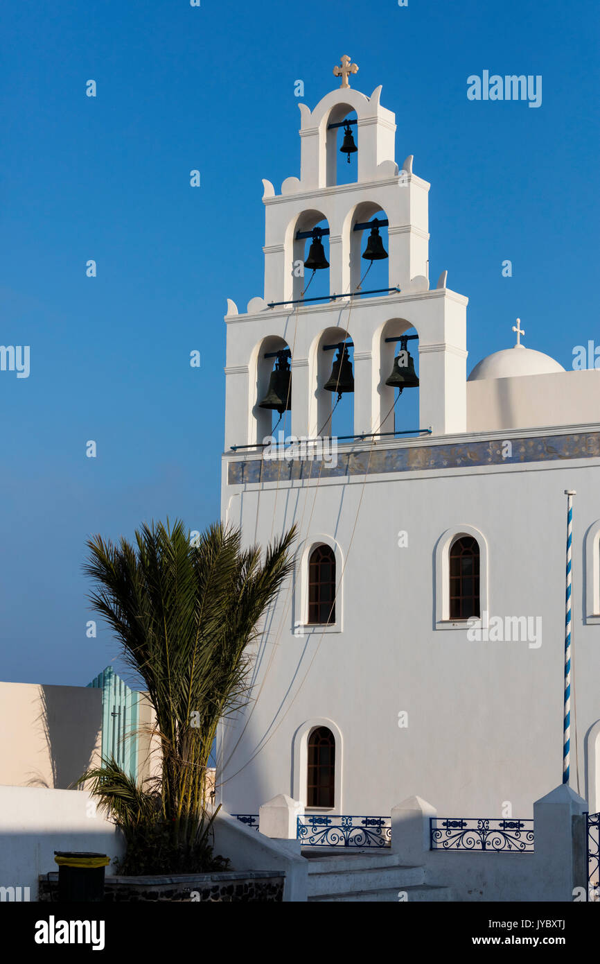 La Santa Chiesa Ortodossa della Panagia con i colori bianco e blu le icone della Grecia Oia Santorini Cyclades Europa Foto Stock
