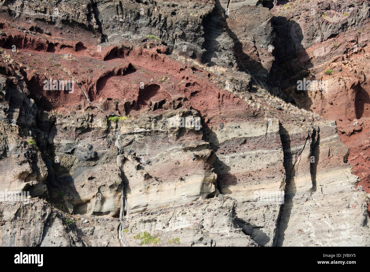 La scure rocce vulcaniche contrassegnati dall'erosione di vento tipica dell' isola di Santorini Cyclades Grecia Europa Foto Stock