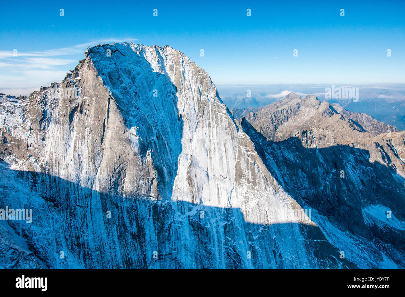 Ripresa aerea della parete nord del Piz Badile situato tra Masino e Val Bregaglia confine Italia Svizzera Europa Foto Stock