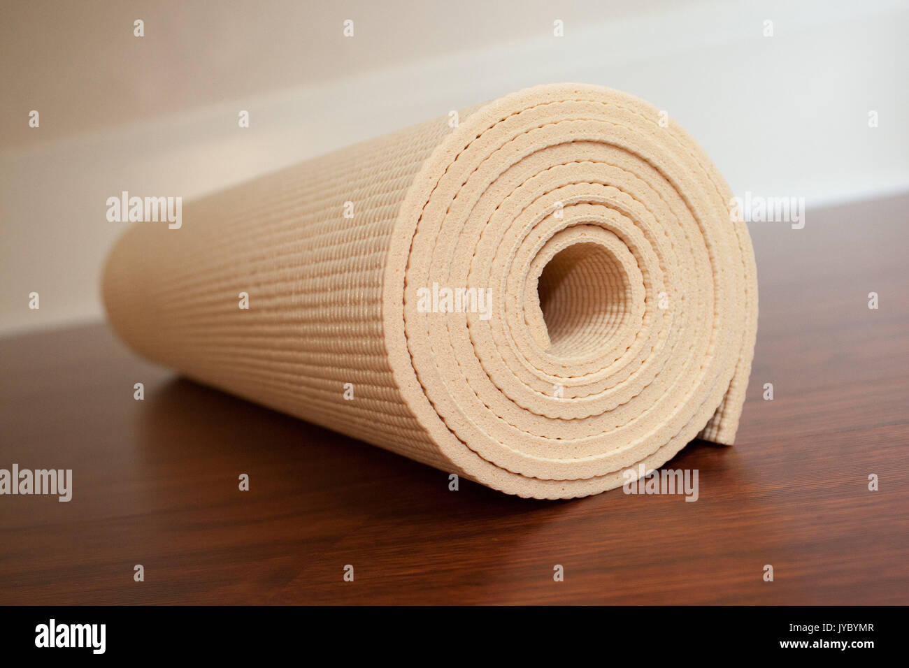 Yoga, materassino yoga, yoga accessori, forniture di yoga, luce, fitness, relax, roll, pavimento in legno, battiscopa, wellness, fitness, uno stile di vita sano e di energia Foto Stock