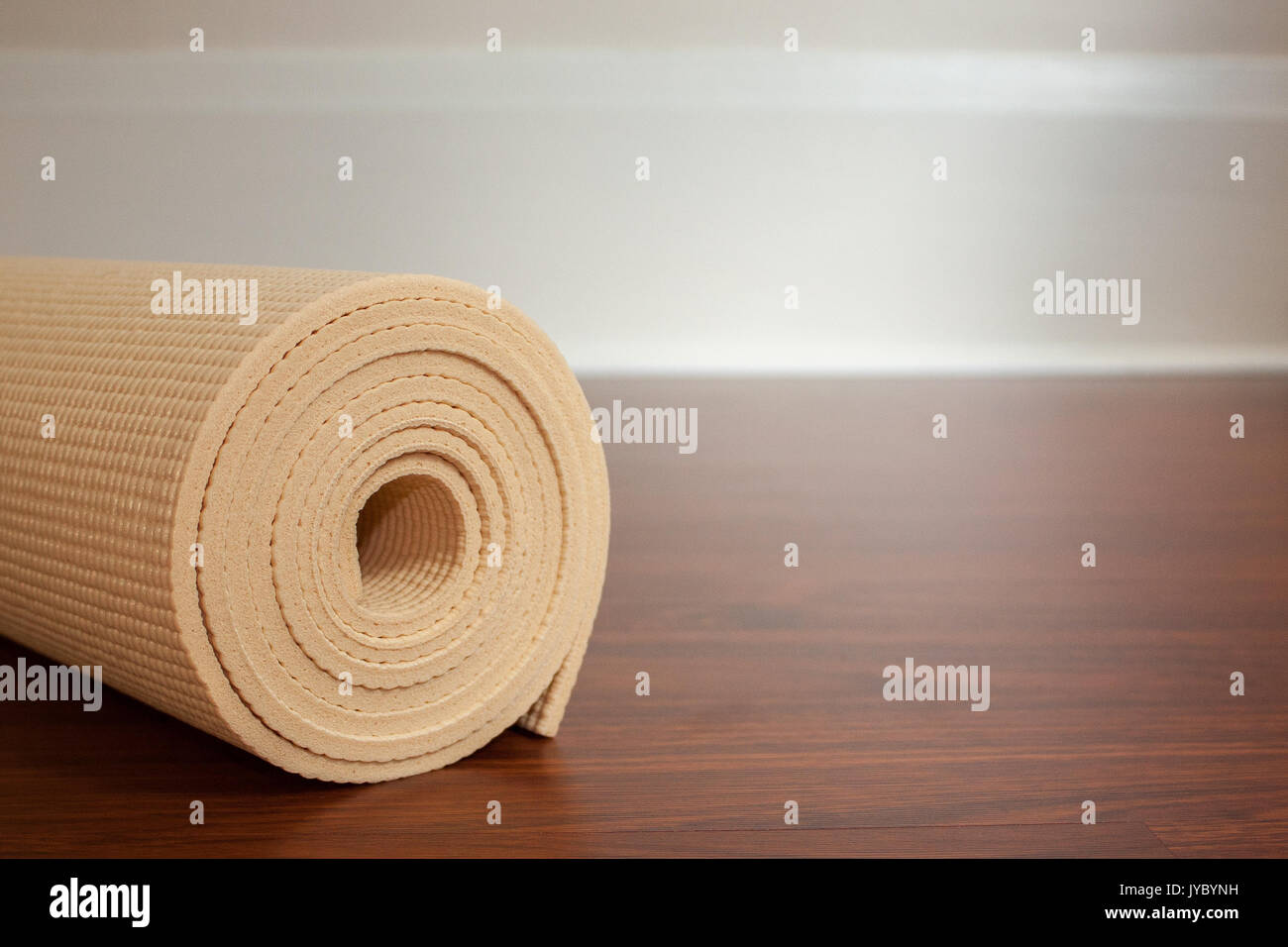 Yoga, materassino yoga, yoga accessori, forniture di yoga, luce, fitness, relax, roll, pavimento in legno, battiscopa, wellness, fitness, uno stile di vita sano e di energia Foto Stock
