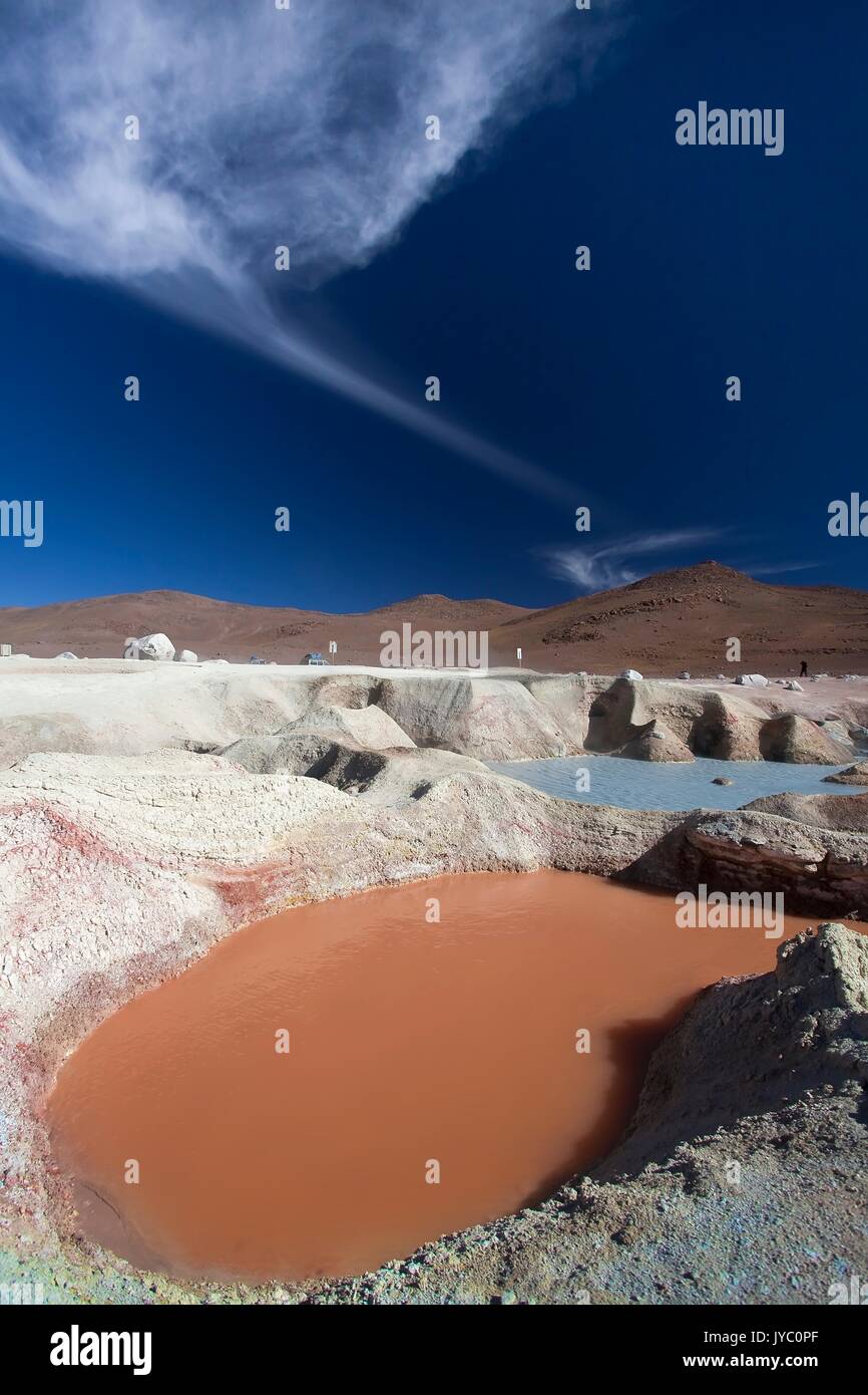 Sol de Mañana è alta altitudine campo geotermico nel deserto a sud della Laguna Colorada. Ad una altezza di circa 4900m / 16,100ft è molto Foto Stock