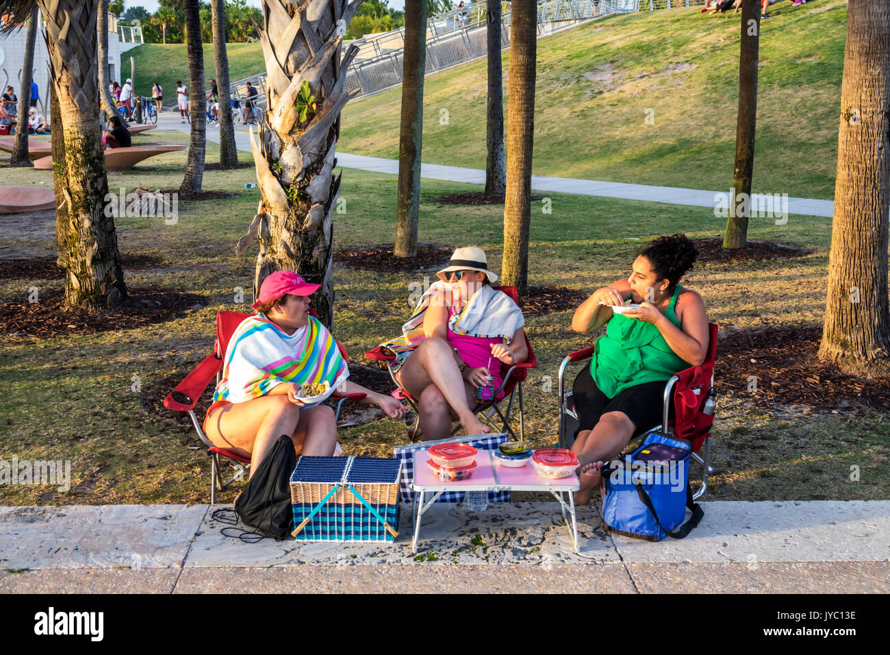 Miami Beach Florida, South Pointe Park, all'aperto, picnic, adulti adulti donna donne donna donna donna donna donna donna donna donna donna donna, amici, sovrappeso obesità obese grasso pump pesante rotund stou Foto Stock